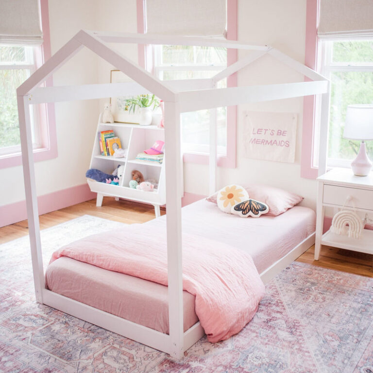 Max and Lily Twin Size Floor House Bed - Thumbnail Image 1