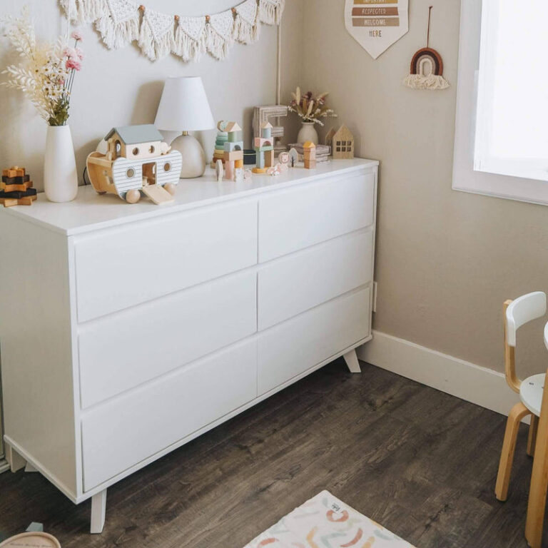 Max and Lily Scandinavian 6-Drawer Dresser in White
