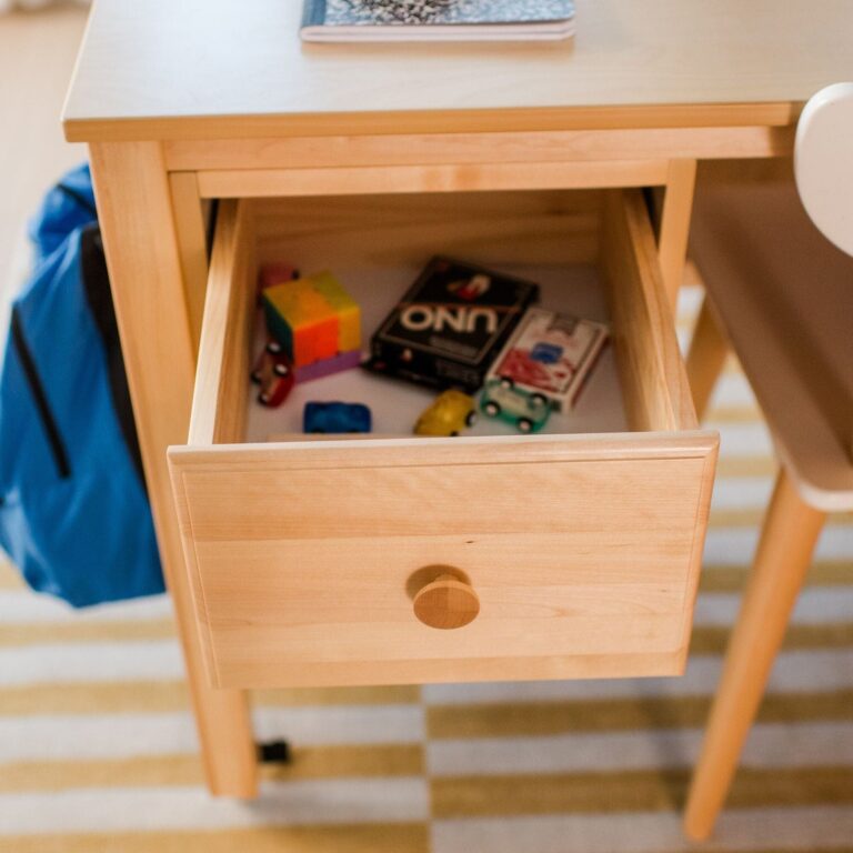 Maxtrix Small 2 Drawer Desk – detail